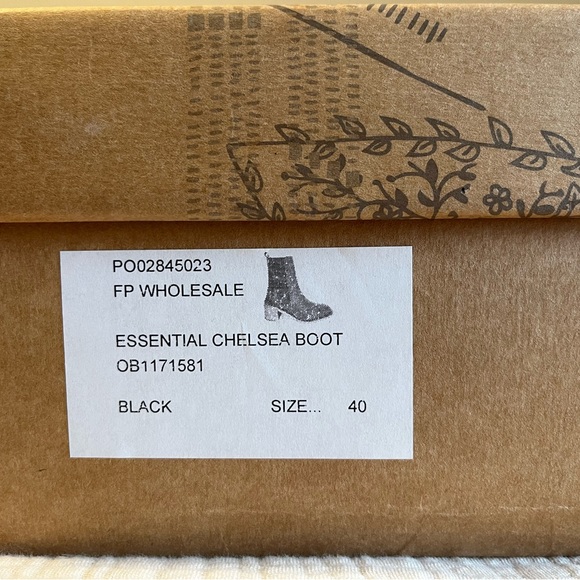 Free People Essential Chelsea Boot size 40 - Picture 16 of 16